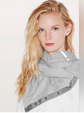 NWOT Lululemon Vinyasa Scarf–Micro Stripe White Heathered Medium Grey.